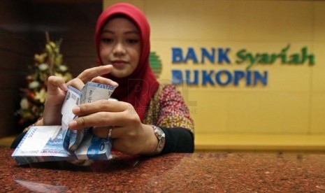 Suasana pelayanan salah satu cabang Bank Syariah Bukopin, Jakarta, Kamis (10/4).