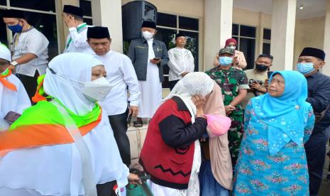 Suasana pelepasan 249 calhaj asal Kota Tasikmalaya di Gedung Dakwah Kota Tasikmalaya, Jumat (1/7/2022). Rencananya, para calhaj itu akan menginap terlebih dahulu di Asrama Haji Embarkasi Bekasi sebelum dijadwalkan berangkat ke Tanah Suci pada Sabtu (2/7/2022) malam.