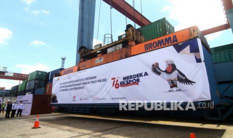 Suasana pelepasan ekspor komoditas pertanian Kalbar di terminal peti kemas Pelabuhan Dwikora, Pontianak, Kalimantan Barat, Sabtu (14/8). Pelepasan ekspor komoditas pertanian Kalimantan Barat senilai 194,31 miliar dari pelabuhan tersebut merupakan rangkaian kegiatan dari Pelepasan Merdeka Ekspor 2021 ke delapan negara di 17 titik pelabuhan di Indonesia yang diresmikan Presiden Joko Widodo.