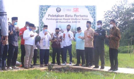 Suasana peletakan batu pertama pembangunan Masjid Ghofurur Rohim, Desa Ciapus, Bogor, Jumat (24/4).