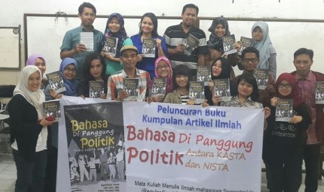 Suasana peluncuran buku  “Bahasa Di Panggung Politik: Antara Kasta dan Nista” di Kampus Unindra Tanjung Barat,  Jakarta, Selasa (20/12/2016).   