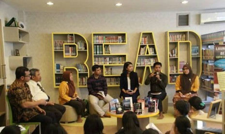 Suasana peluncuran dan bedah 10 buku karya siswa dan guru SMA Labschool Jakarta, Rabu (3/5).