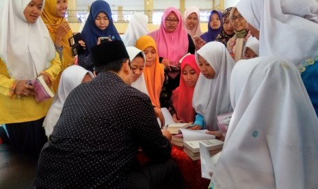 Suasana peluncuran dan bedah novel 