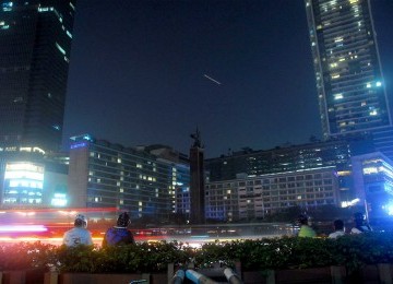 Suasana pemadaman listrik selama satu jam pada kampanye Earth Hour di Kawasan Bundaran H I, Jakarta Pusat, Sabtu 31/3) malam. (Republika/Agung Supriyanto)