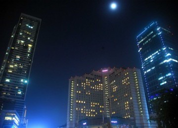 Suasana pemadaman listrik selama satu jam pada kampanye Earth Hour di Kawasan Bundaran H I, Jakarta Pusat, Sabtu 31/3) malam. (Republika/Agung Supriyanto)