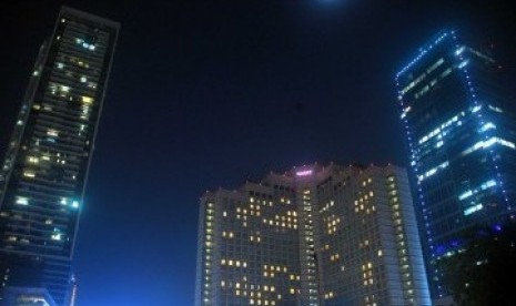 Suasana pemadaman listrik selama satu jam pada kampanye Earth Hour di Kawasan Bundaran H I, Jakarta Pusat, Sabtu 31/3) malam. (Republika/Agung Supriyanto)