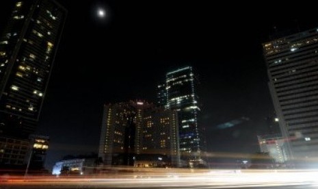 Suasana pemadaman listrik selama satu jam pada kampanye Earth Hour di Kawasan Bundaran H I, Jakarta Pusat, Sabtu 31/3) malam. (Republika/Agung Supriyanto)