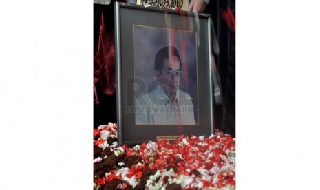 Suasana pemakaman Abdul Mun'im Idris di Pemakaman Menteng Pulo, Jakarta Selatan, Jumat (27/9). (Republika/Rakhmawaty La'lang) 