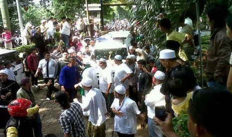 Suasana pemakaman jenazah almarhum Ustaz Jefry Al Buchori di TPU Karet Tengsin,Jakarta Pusat, Jumat (26/4).