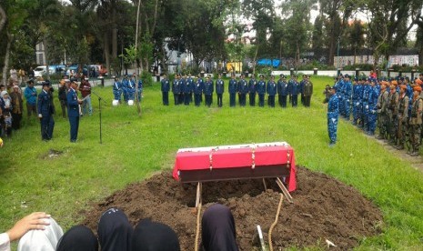 Suasana pemakaman jenazah Peltu Suyata pada Senin (19/12) di TMP Untung Suropati Malang. Peltu Suyata merupakan salah satu korban jatuhnya pesawat Hercules C-130 di Wamena pada Ahad (18/12).