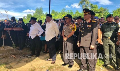 Suasana pemakaman korban teror di Mapolda Riau, Ipda Auzar, yang dipimpin Wakapolri Komjen Syafrudin