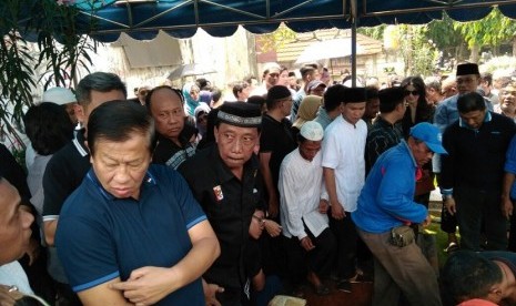 Warga menghadiri sebuah pemakaman di TPU Pondok Kelapa, Jakarta Timur.