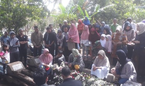 Suasana pemakaman salah satu korban tewas akibat tsunami di Banten, Feni dan Fiko di pemakaman Baros, Cimahi, Senin (24/12).