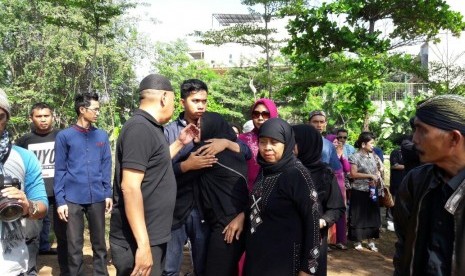 Suasana pemakaman Susiana, istri Tukul Arwana.