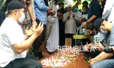 'Kami Bersaksi, Syekh Ali Jaber Membela Alquran'. Foto: Suasana pemakaman Syekh Ali Jaber di Pondok Pesantren Darup Quran, Cipondoh, Kota Tangerang, Banten, Kamis (14/1).