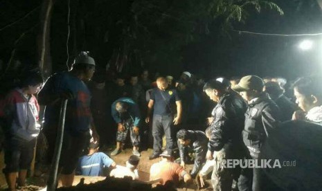 Suasana pemakaman Ustad Prawoto di pemakaman keluarga di kawasan Burujul, Desa Mekar Rahayu, Kecamatan Margaasih, Kabupaten Bandung, Kamis (1/2).f