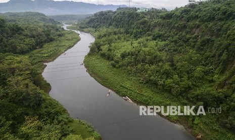 Suasana pemandangan sungai Citarum di kawasan Rajamandala, Kabupaten Bandung Barat, Jawa Barat, Senin (15/1).