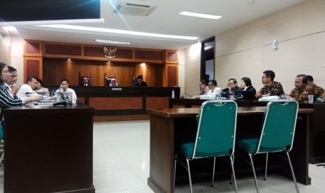 Suasana pembacaan putusan sidang terhadap tujuh perusahaan importir garam dalam perkara kartel, di Komisi Pengawas Persaingan Usaha (KPPU), Jakarta, Senin (29/7) malam. Dalam putusan tersebut, ketujuh importir dinyatakan tak melanggar UU Nomor 5 Tahun 1999 tentang Larangan Persaingan Usaha tidak Sehat. 