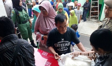 Suasana pembagian beras di Masjid Agung Kota Tasik, Senin (8/5). Dalam kesempatan itu, 15,8 ton beras dibagikan dalam paket tiga kilogram per orang.