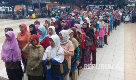 Suasana pembagian beras di Masjid Agung Kota Tasik, Senin (8/5). Dalam kesempatan itu, 15,8 ton beras dibagikan dalam paket tiga kilogram per orang.