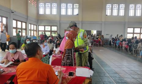 Suasana pembagian BLT BBM di Kelurahan Jagalan, Kota Solo.