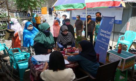 Suasana pembagian paket sembako dari Asuransi Astra kepada masyarakat RT 01 RW 05 Kelurahan Mariso, Makassar