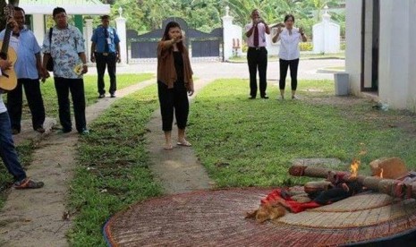 Suasana pembakaran alat kesenian reog di Davao City, Filipina