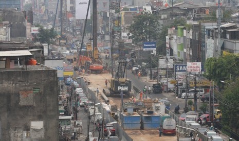 Suasana pembangunan dari atas proyek pembangunan sarana transportasi massal Mass Rapid Transit (MRT), di Jalan Fatmawati, Jakarta.