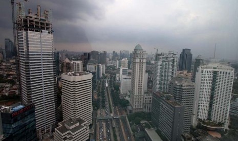 Suasana pembangunan infrastruktur di kawasan Sudirman, Jakarta Pusat, Kamis(22/5). 