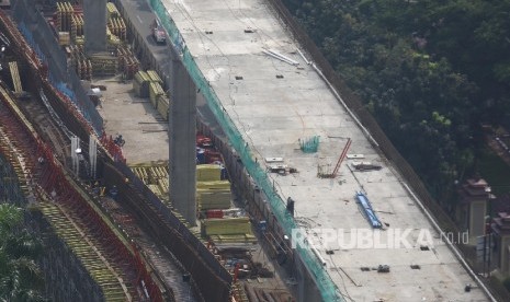  Suasana pembangunan jalan layang transjakarta koridor XIII Tendean-Ciledug di Jakarta, Senin (21/6). (Republika/Raisan Al Farisi)