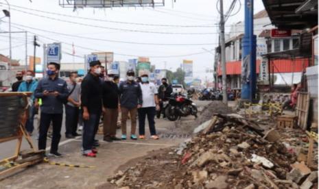 Suasana pembangunan kawasan pedestrian Jalan Ahmad Yani Kota Sukabumi, Jumat (1/10)