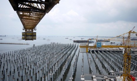 Suasana pembangunan pelabuhan peti kemas Kalibaru tahap pertama, di Tanjung Priok, Jakarta, Rabu (15/4). (Antara/Hermanus Prihatna)