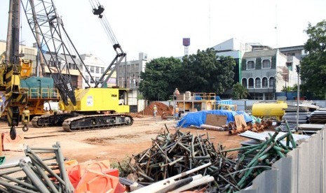  Suasana pembangunan proyek MRT di daerah Blok M Jakarta Selatan, Jumat (17/10).    (foto: MgROL30)