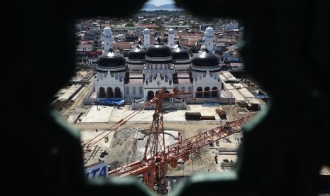 Suasana pembangunan proyek perluasan Masjid Raya Baiturrahman di Banda Aceh, Aceh, Kamis (14/4). 