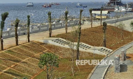  Suasana pembangunan proyek tanggul National Capital Integrated Coastal Development (NCICD) tahap 2 paket 2 masih dalam proses penyelesaian di kawasan Kalibaru-Cilincing, Jakarta Utara, Selasa (1/8). 