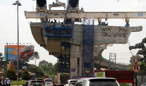 Suasana pembangunan proyek Tol Bogor Outer Ring Road (BORR) seksi IIB di Jalan Soleh Iskandar, Kota Bogor, Jawa Barat, Rabu (18/10).