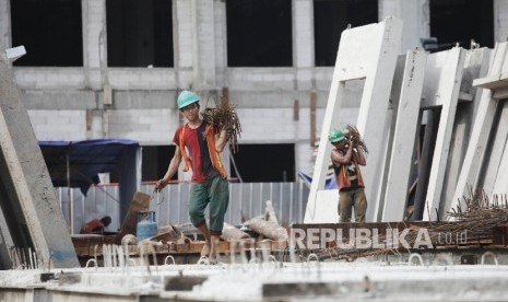  Suasana pembangunan proyek Wisma Atlet, Kemayoran, Jakarta, Senin (17/10).