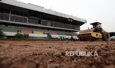 Suasana pembangunan sarana pertandingan Equestrian Asian Games di Pacuan Kuda Pulomas, Jakarta Timur, Senin (17/10). 