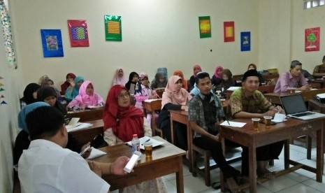 Suasana pembekalan dan diklat guru Yayasan Perguruan Al-Iman Citayam.