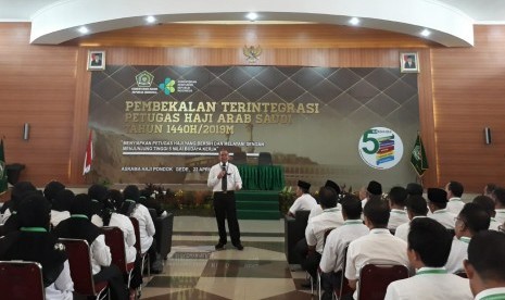 Suasana pembekalan petugas haji Arab Saudi di Asrama Haji Pondok Gede Jakarta, Rabu (24/4)