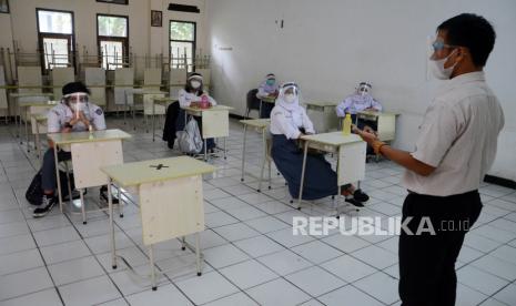 Suasana Pembelajaran Tatap Muka Terbatas (PTMT) di SMA.