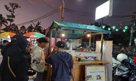 Suasana pembeli sedang menunggu kudapan souffle pancake mereka selesai dibuat di Pasar Lama, Kisamaun, Tangerang, Senin (4/4/2022). Jajanan souffle pancake dari Jepang ini bisa jadi pilihan berbuka puasa. Mencicipi Souffle Pancake dari Jepang di Pasar Lama Tangerang