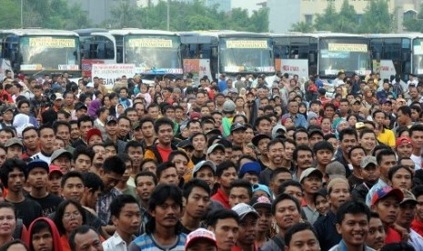 suasana pemberangkatan pemudik oleh pt sido muncul di parkir pekan raya jakarta senin (21/7)