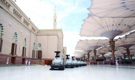 Suasana pembersihan di Masjid Nabawi.