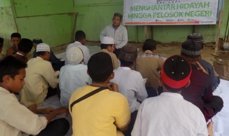 Suasana pembinaan masyarakat Morotai oleh Dai Tangguh BMH di Morotai, Ustaz Hudri Yahya.