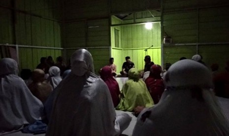 Suasana pembinaan mualaf pedalaman Halmahera usai shalat  Maghrib bersama.