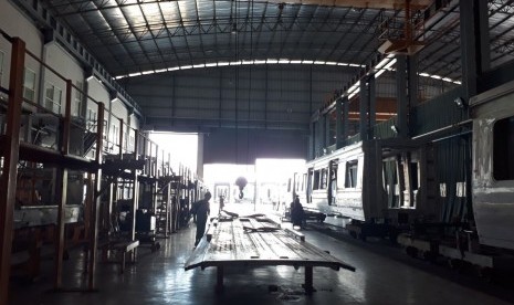 Suasana pembuatan kereta api di Pabrik PT Industri Kereta Api (Inka) (Persero) Madiun, Jawa Timur, Selasa (15/1).