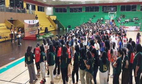 Suasana pembukaan Invitasi Basket Bola Basket Kelompok Umur (KU) 15 tahun dan 17 yang digelar Dinas Pemuda dan Olahraga (Dispora) DKI Jakarta dan Pengprov Perbasi DKI Jakarta. Invitasi ini dibuka secara resmi Kamis (26/10/2023) di Gelanggang Mahasiswa Soemantri Brodjonegoro (GMSB) Kuningan Jakarta. 