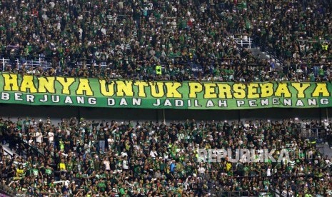 Suasana pembukaan kompetisi Sepak Bola Liga 1 Indonesia 2020 di Gelora Bung Tomo (GBT), Surabaya, Jawa Timur, Sabtu (29/2/2020).