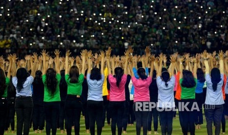 Suasana pembukaan kompetisi Sepak Bola Liga 1 Indonesia 2020 di Gelora Bung Tomo (GBT), Surabaya, Jawa Timur, Sabtu (29/2/2020).